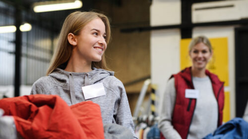 college students volunteering