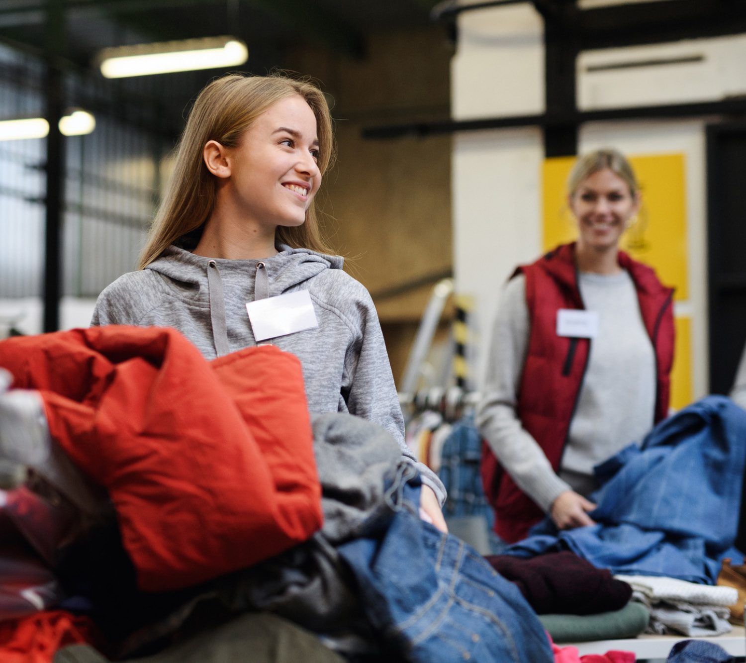 college students volunteering